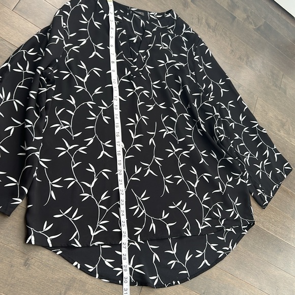 SUZY SHIER Women’s Black & White Floral Dress Blouse, V-Neck Adjustable Sleeve - Picture 9 of 10